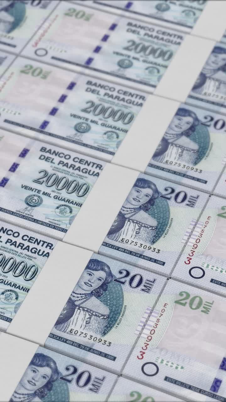 vídeo vertical de 20000 billetes de guaraní paraguayo impresos por una prensa de dinero
