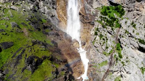 vuelo lento de drones cerca de una cascada con un arco iris claro - ordesa fall river cinca en pineta