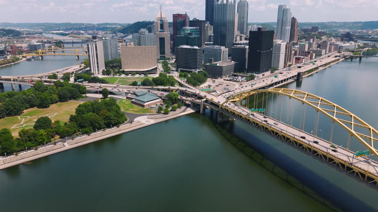 Pittsburgh silüeti ve North Shore'un kuş bakışı drone çekimi. Arka plan, seyahat veya sinematik kullanım için ideal.