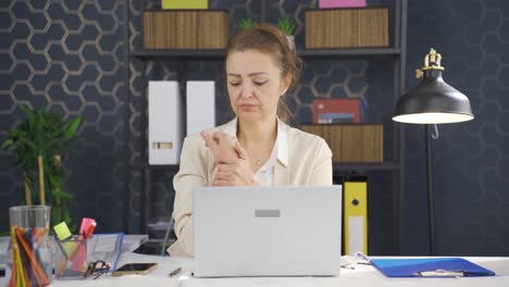 mujer de negocios con dolor en las muñecas.