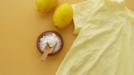 limón y bicarbonato de sodio para limpiar las manchas amarillas en la ropa