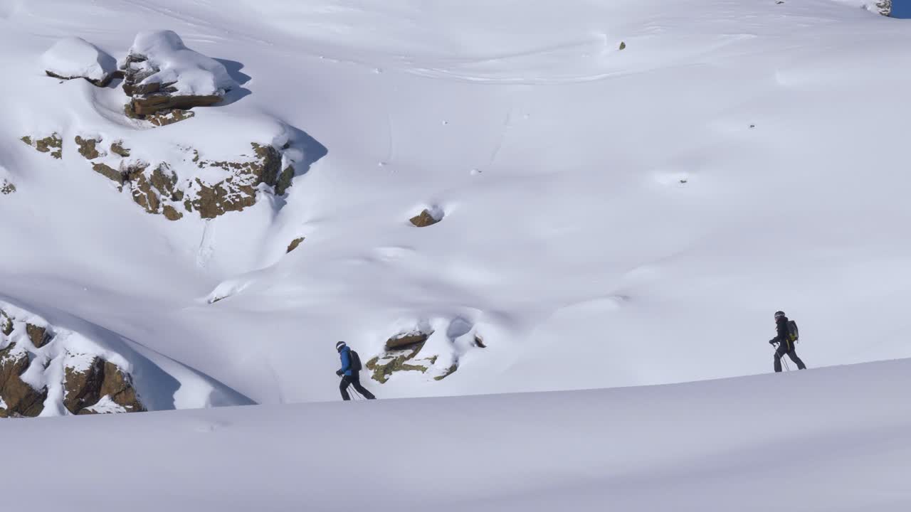 excursionistas con raquetas de nieve en la nieve profunda de los alpes del tirol, brillante, día de invierno en austria - pan shot