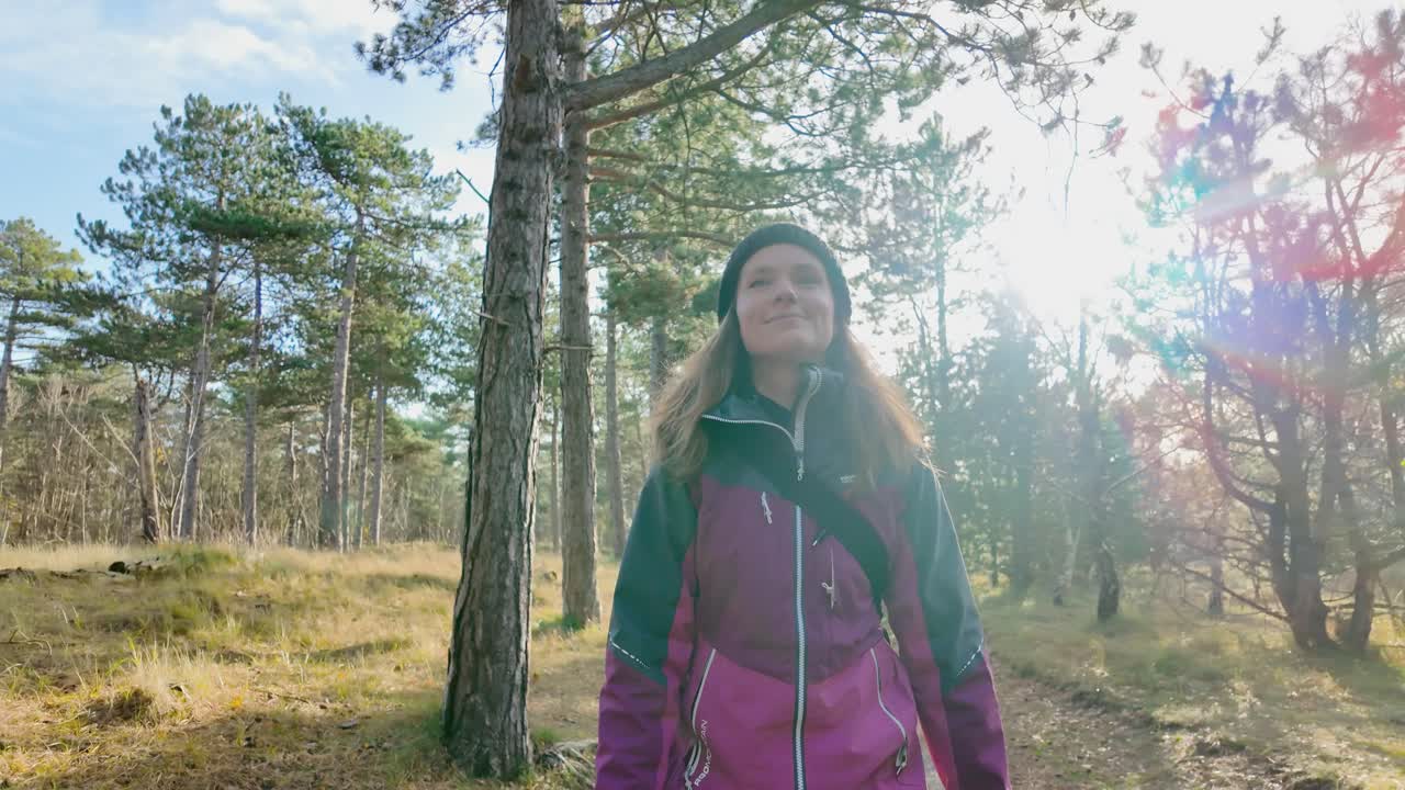 야외 옷을 입은 여성이 가을 숲에서 산책하고, 앞 트랙 슬로모