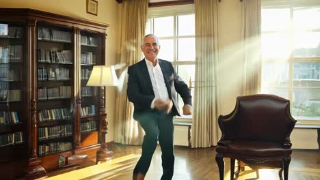 un hombre de negocios feliz bailando en su oficina.