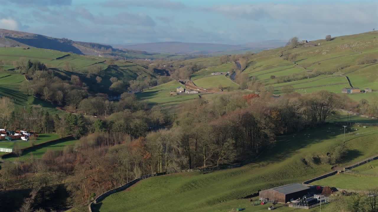 estableciendo una vista aérea del paisaje de los valles de yorkshire con árboles de invierno