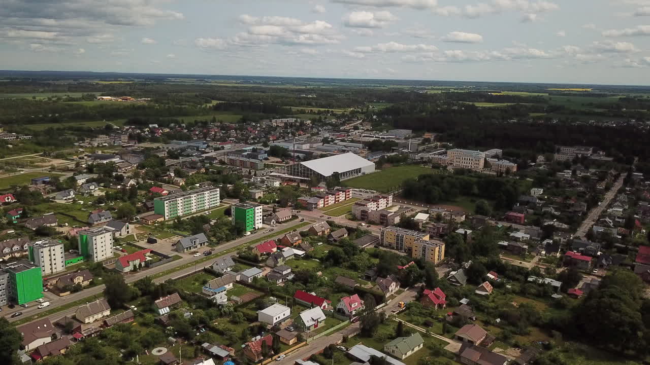 Ripresa cinematografica in allontanamento 4K: Scuola Professionale di Rakvere, Moderna Palestra e Distretto Educativo, Estonia 2025.