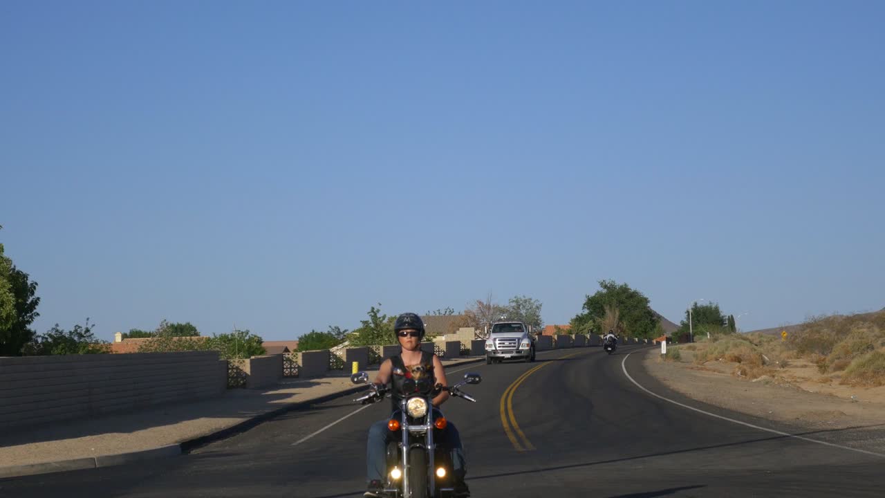 개 를 타고 있는 여자 오토바이 운전자