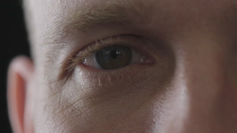 Nahaufnahme-Eines-Mannes-Mit-Blauem-Auge,-Der-Sich-öffnet-Und-Blinzelt,-Wach,-Gesunder-Anblick