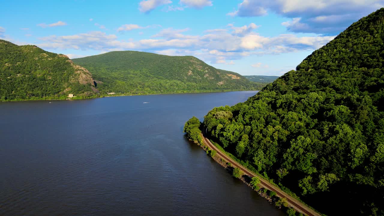 푹신한 구름과 푸른 하늘이 있는 허드슨 고원의 허드슨 강 계곡 위로 여름의 공중 드론 영상
