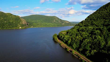 Luftdrohnenvideoaufnahmen-Des-Sommers-über-Dem-Hudson-River-Valley-In-Den-Hudson-Highlands-Mit-Flauschigen-Wolken-Und-Blauem-Himmel