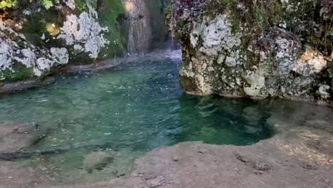 cascada en el pueblo de kiprianades en el norte de corfú