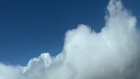 volando a través de las nubes