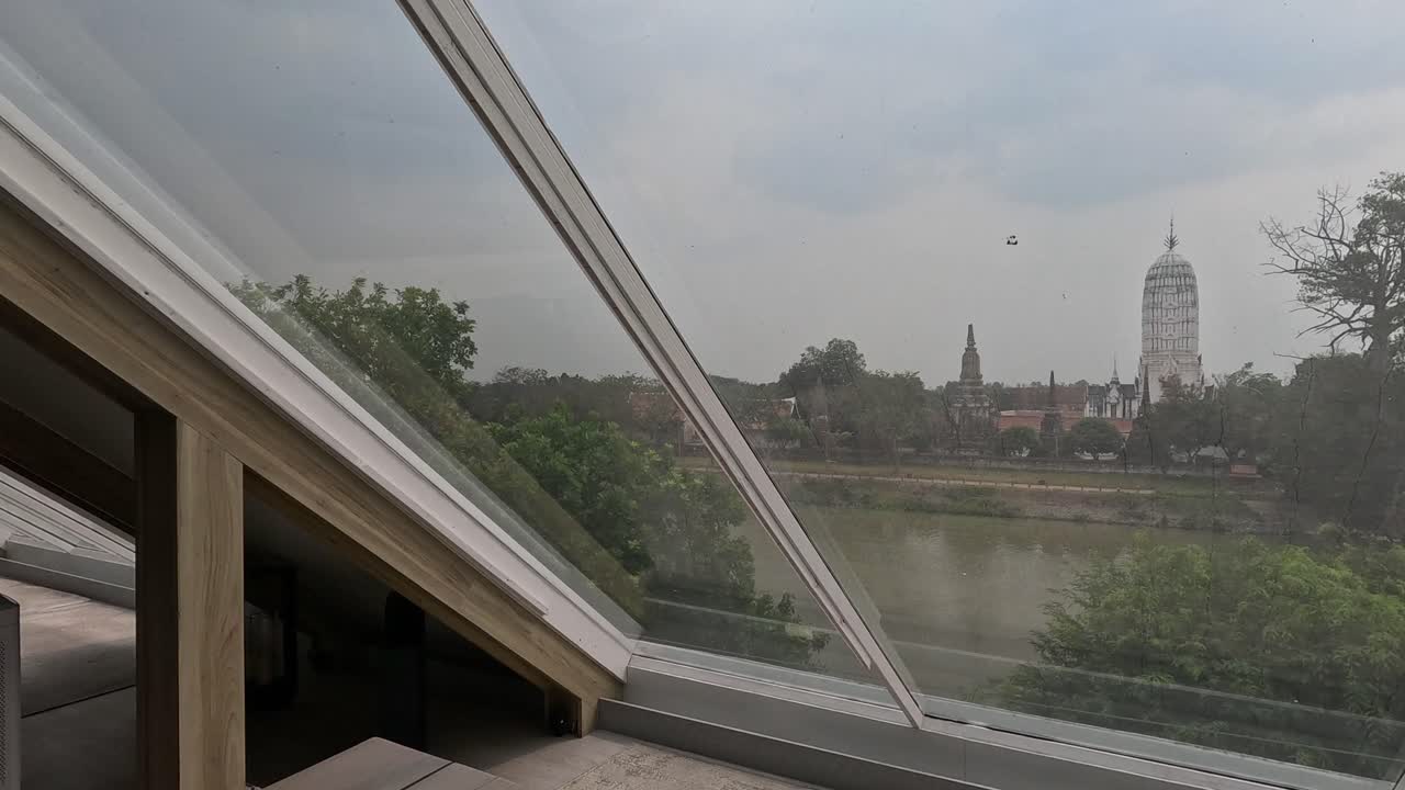 실내 관점에서 강을 볼 수 있는 타임 스