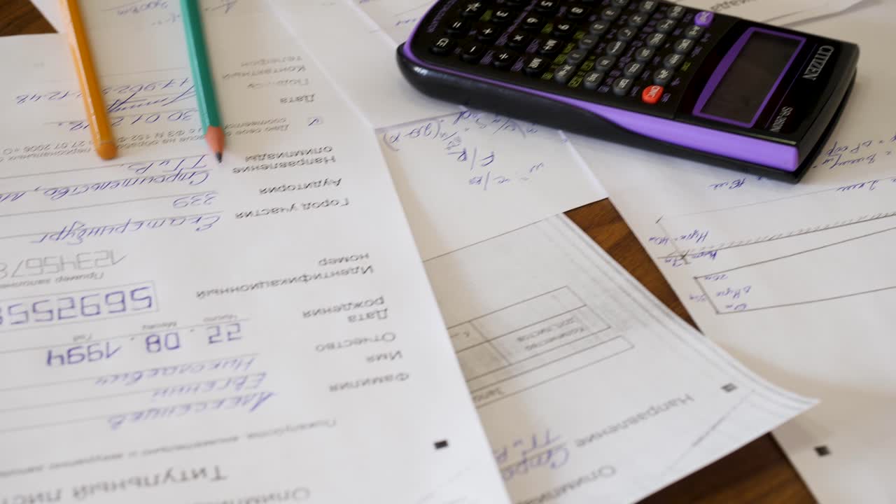 estudiante trabajando en papeleo y cálculos