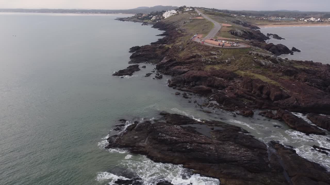 vista aérea de la costa rocosa con mirador en el área de punta ballena en punta del este, uruguay - tiro en órbita