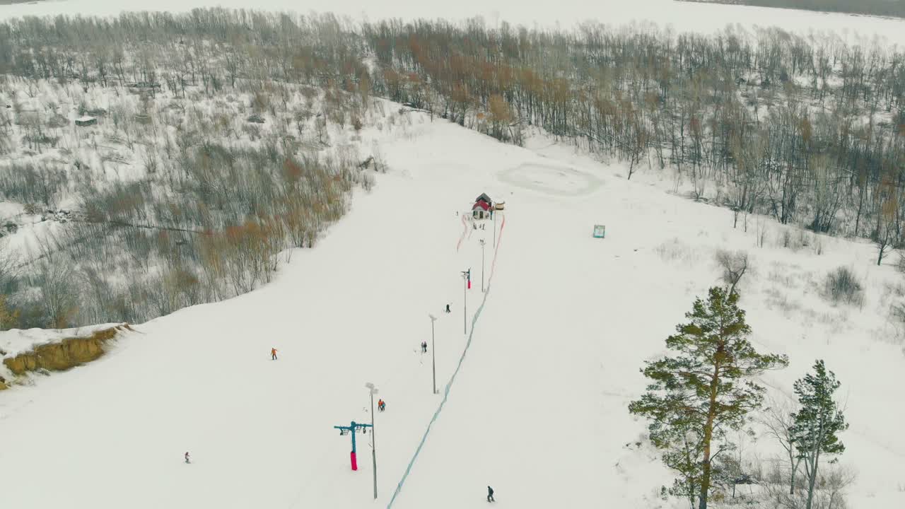 moderna pista da sci e sciovia in vista superiore del legno invernale