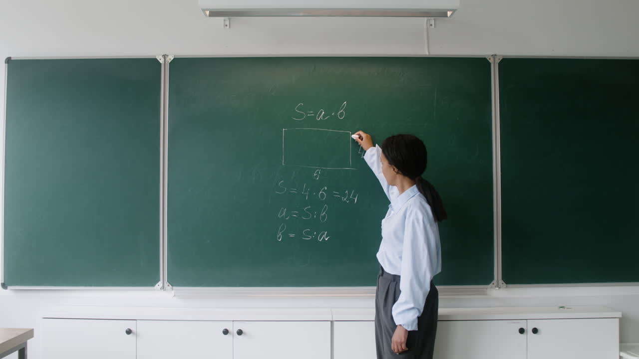 설명하는 선생님.