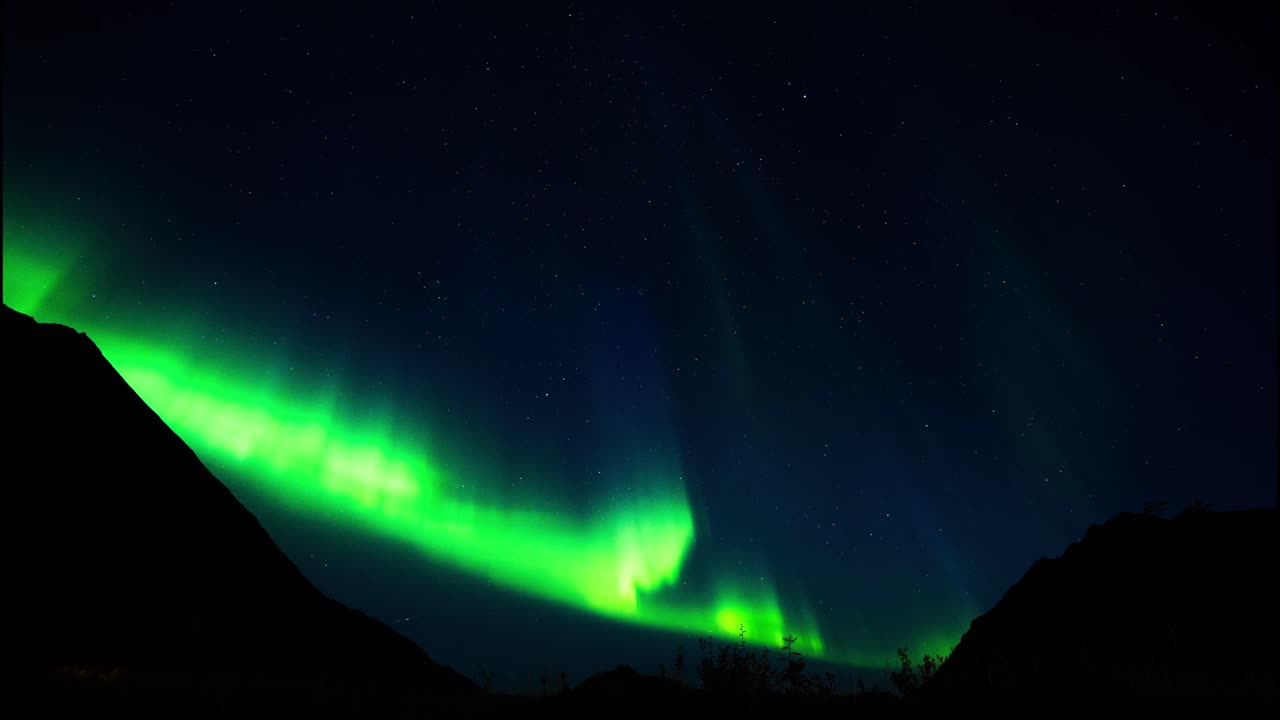 explosión de aurora en rystad lofoten noruega con intenso