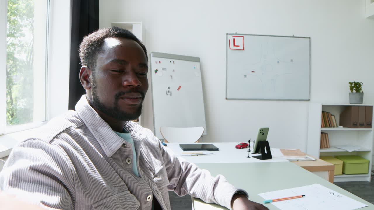 hombre grabando video