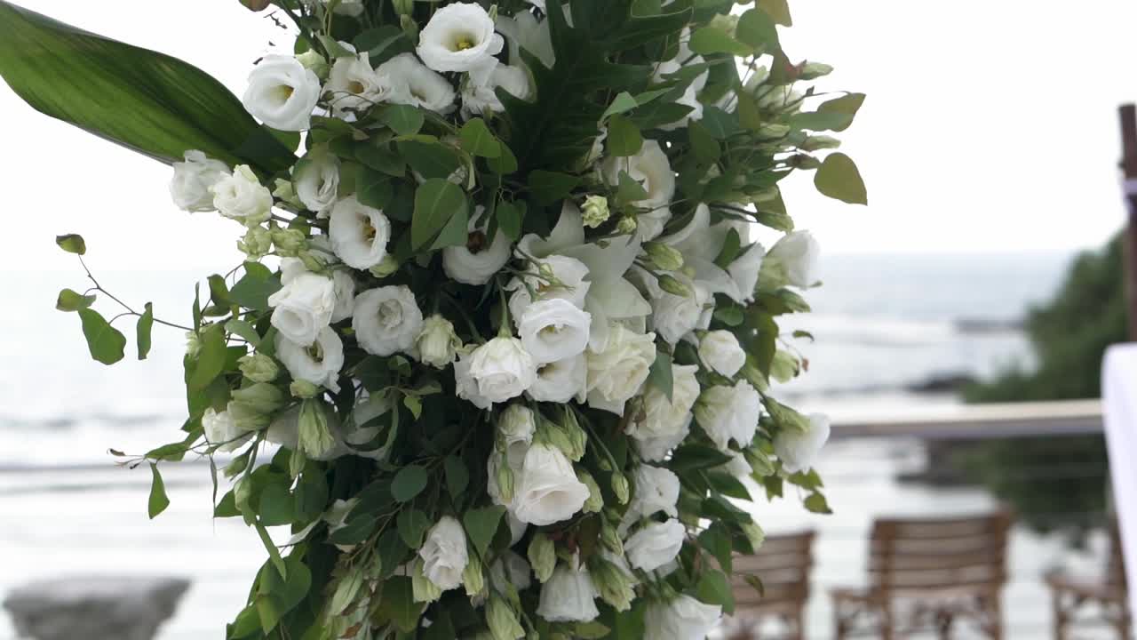 Blomsterdekorasjon i bryllupssal ved sjøen