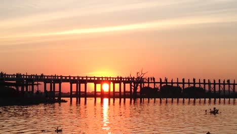 Die-U-Bein-Brücke-Ist-Eine-Kreuzung,-Die-Den-Taungthaman-See-In-Der-Nähe-Von-Amarapura-In-Myanmar-überspannt