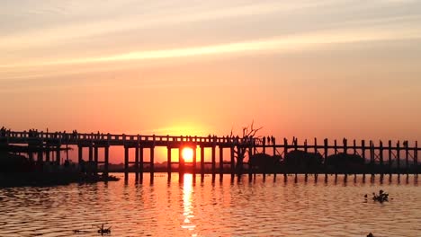 el puente u bein es un cruce que cruza el lago taungthaman cerca de amarapura en myanmar