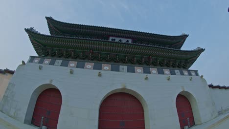 Seoul-Palast,-Koreanisches-Traditionelles-Nationales-Kulturerbe,-Hochbau-In-Der-Stadt,-Stadtstraße,-Weitwinkel-Vorderansicht