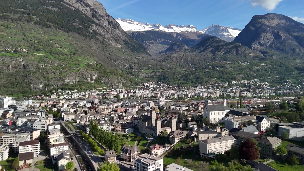 Thị trấn nghỉ dưỡng Brig của Thụy Sĩ dưới dãy Alps, cảnh quan từ trên không bằng drone, Đèo Simplon.