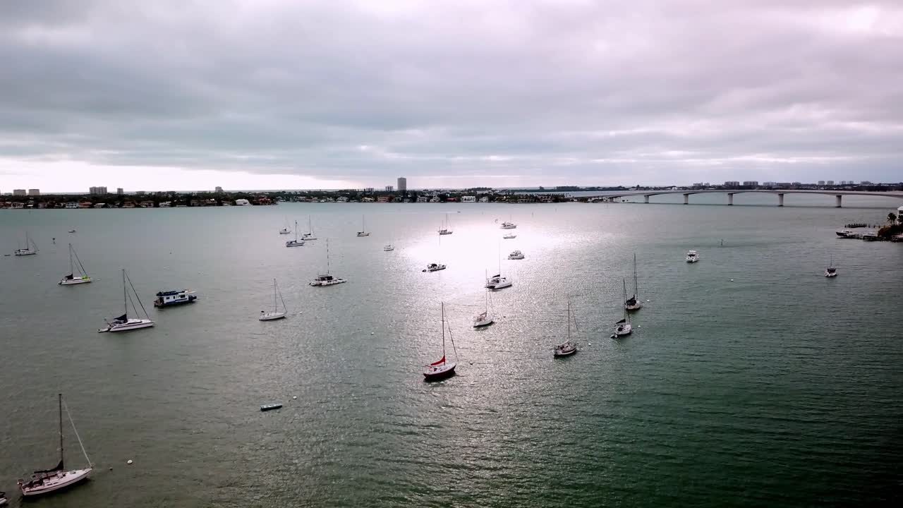 barcos anclados al atardecer, sarasota, florida