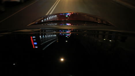 Straßenbeleuchtung-Auf-Der-Motorhaube.-Lichtreflexionen-Auf-Autoglas-Und-Motorhaube