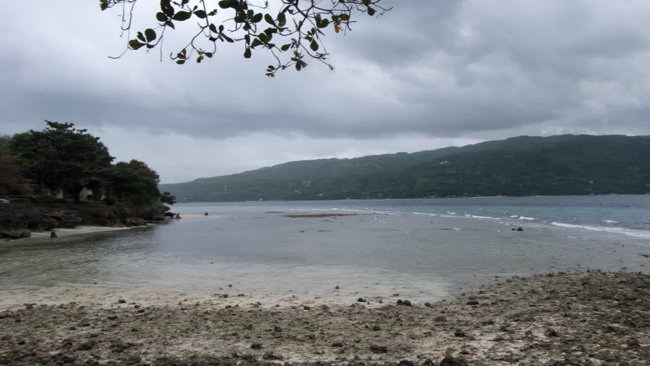 panorama de la pintoresca playa con aguas cristalinas en la isla sumilon, cebu, filipinas