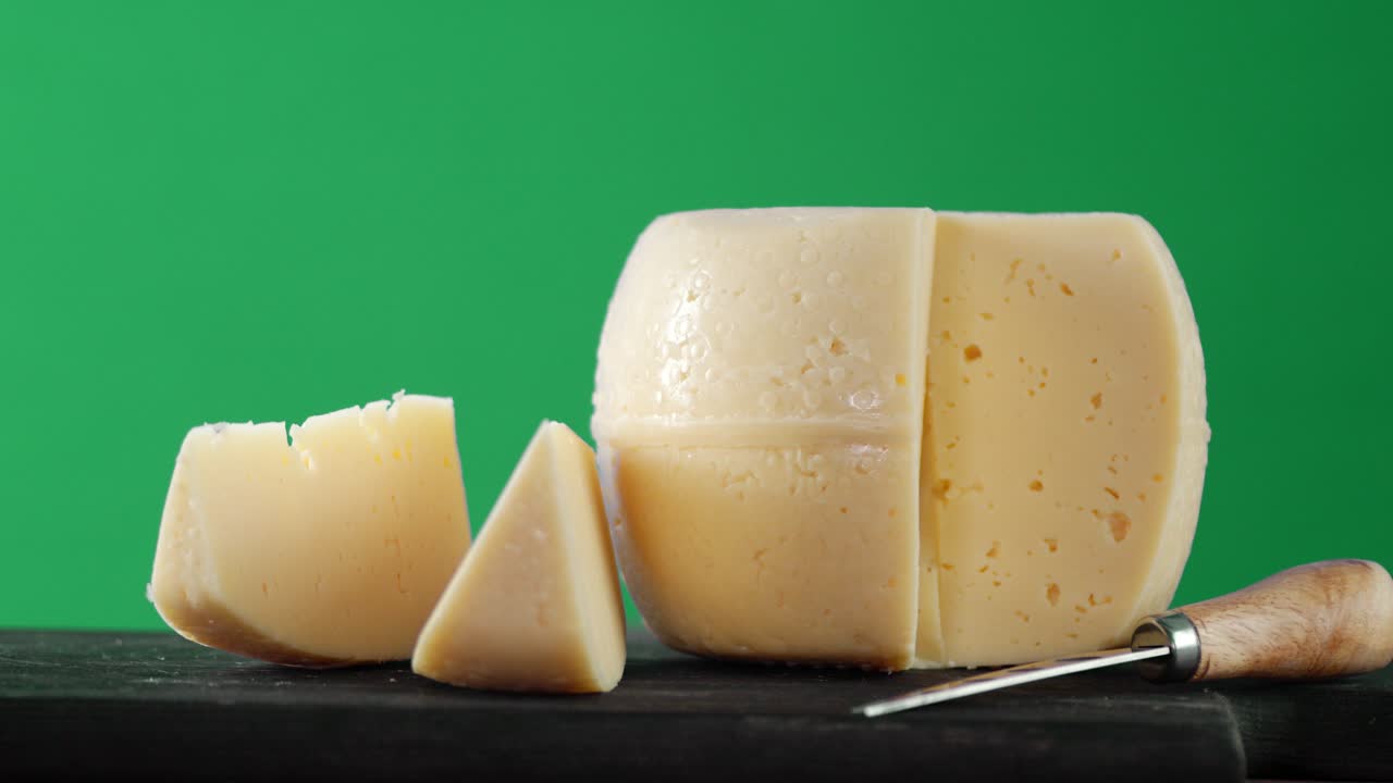 천천히 회전하는 테이블에 칼로 치즈 조각을.