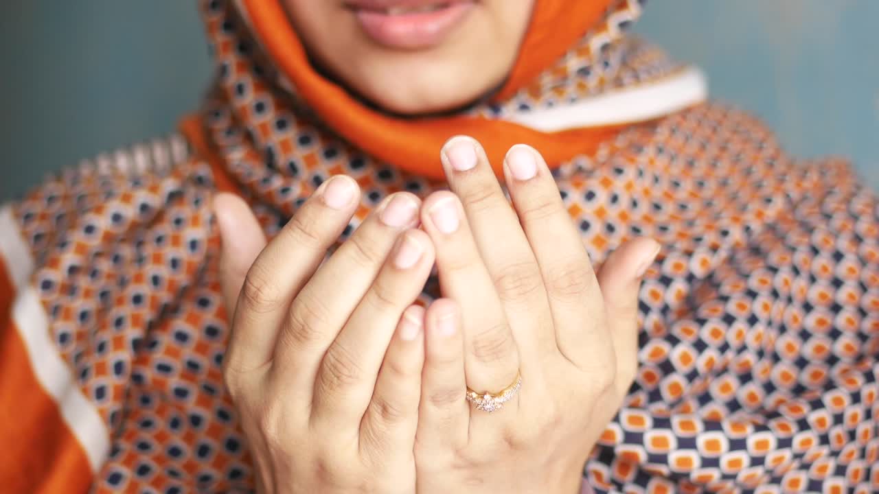 라마단 에서 손 으로 기도 하는 무슬림 여성 들 의 클로즈업