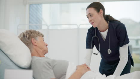 médico, conversación y mujer mayor en el hospital