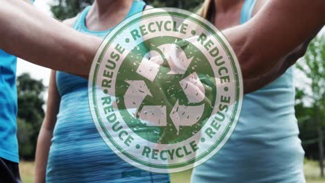 animación de texto y logotipo de reciclaje sobre la celebración de un grupo de voluntarios caucásicos apilando las manos