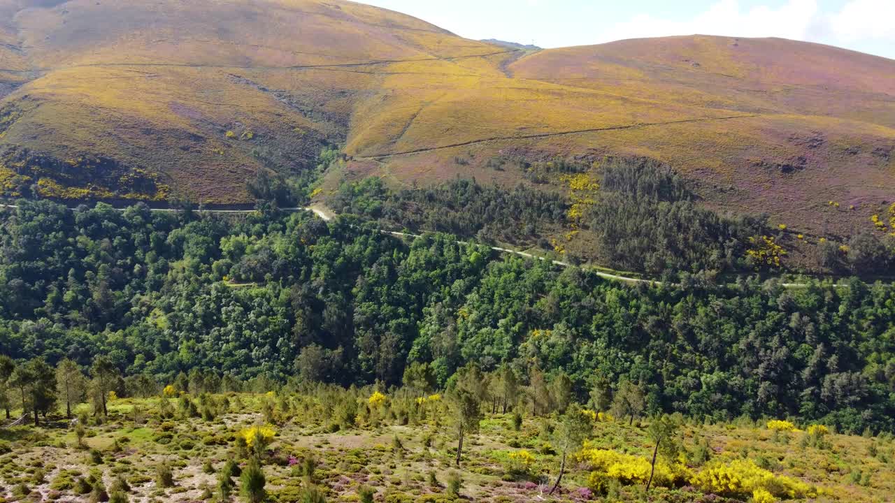 antena de drones sobre el paisaje y el terreno del parque natural de fisgas portugal