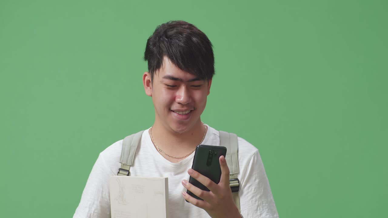 스마트폰을 사용하는 학생