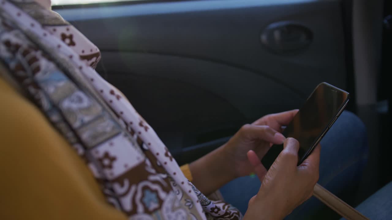 mujer joven fuera y alrededor en la ciudad