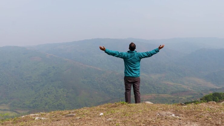 l'uomo che cammina da solo in cima alla collina con lo sfondo nebbioso della rabbia di montagna dal video ad angolo piatto è ripreso a nongjrong meghalaya india