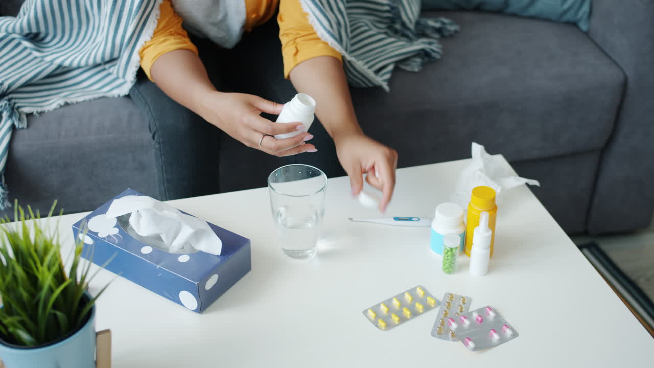 가정에서 약을 복용하는 여성