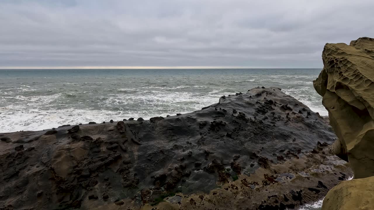 물결이 산호암에 부히는 것