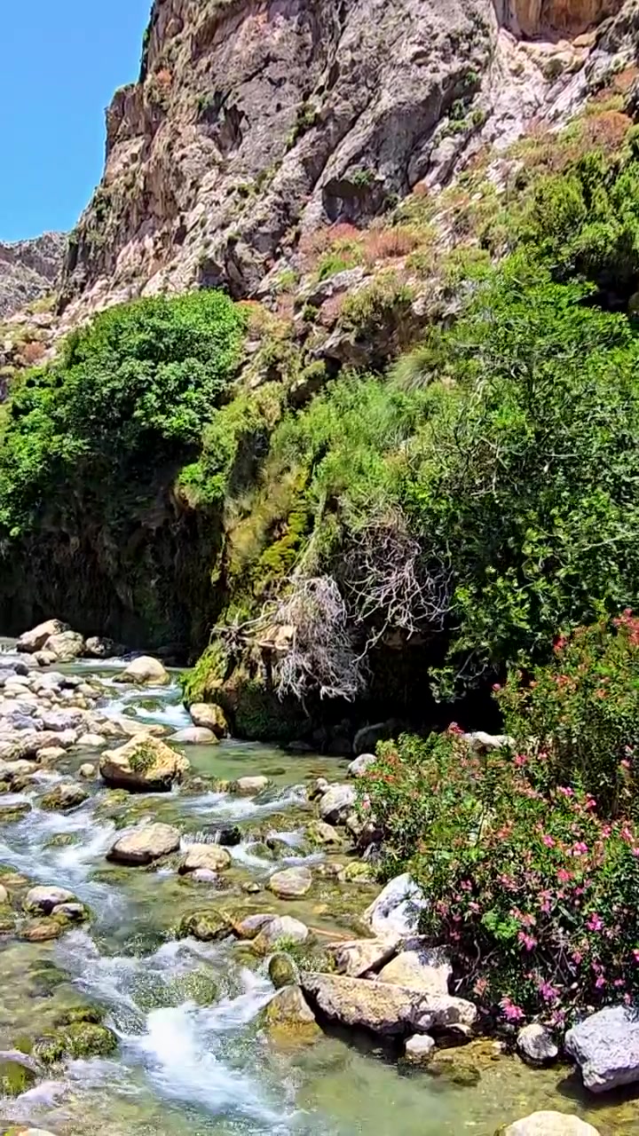 Imponente Cascata nella Gola di Kourtaliotiko sull'Isola di Creta, Grecia, con Acqua Fresca di Montagna, Ripide Scogliere Rocciose, Vegetazione Rigogliosa e un Paesaggio Naturale Spettacolare