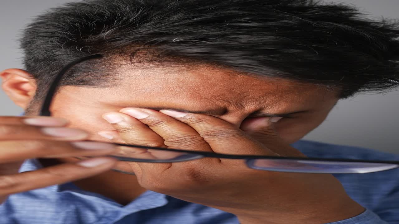 피곤함으로 눈을 는 남자