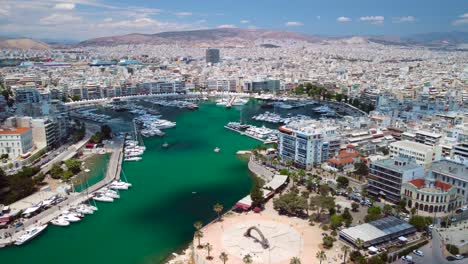 Vista-Aérea-De-Drones-En-El-Pireo,-Grecia,-Encima-Del-Puerto,-Yates,-Barcos,-Bienes-Raíces,-Durante-El-Verano,-Día-Soleado-1