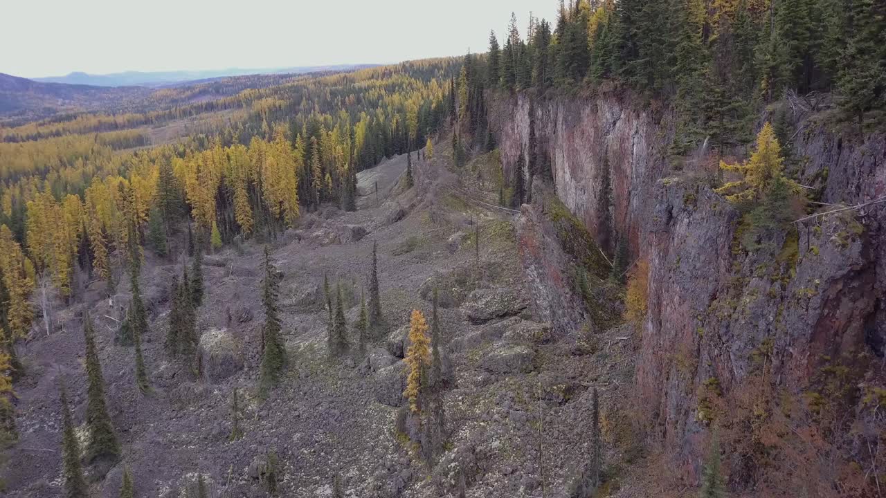 toma aérea a lo largo de un escarpado acantilado volcánico con pináculos y colores otoñales