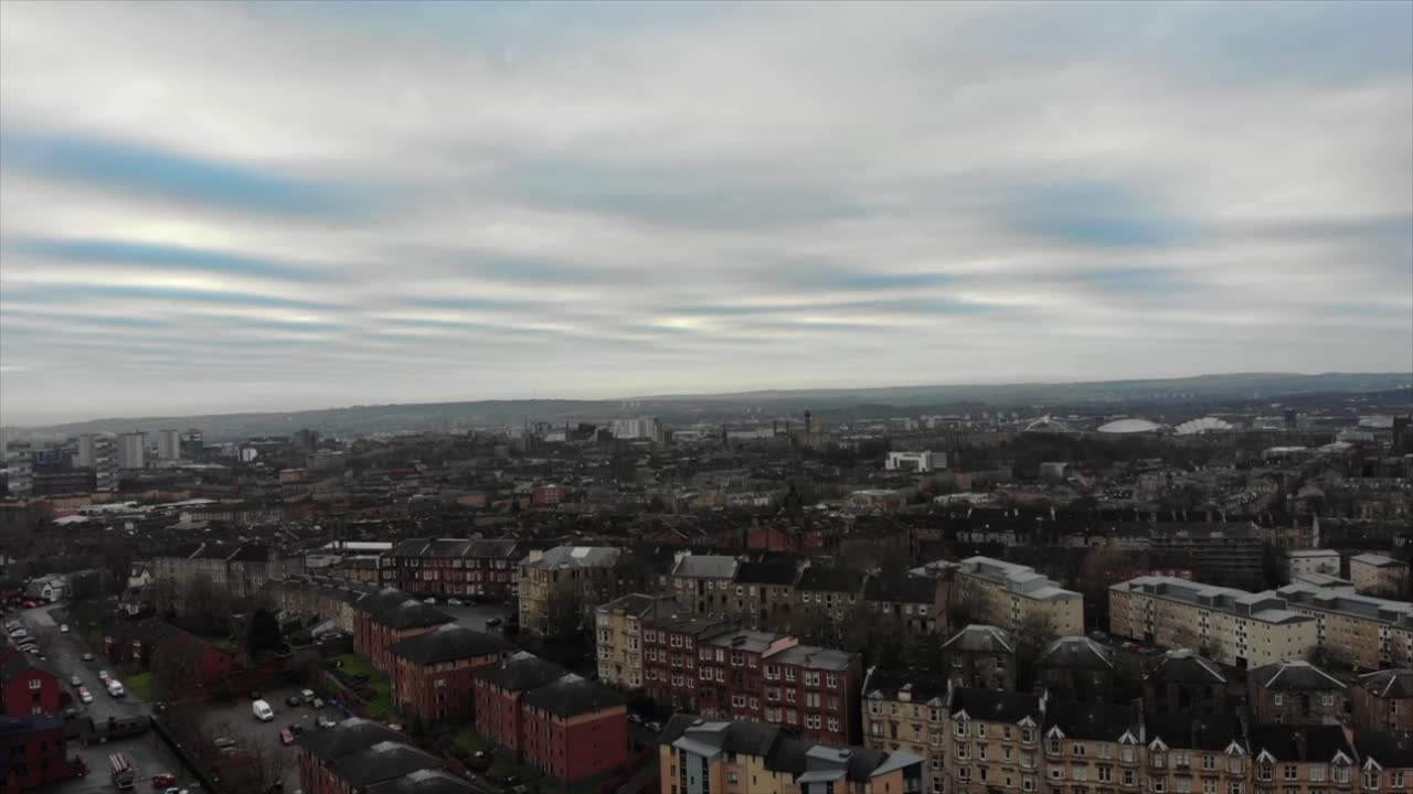 el horizonte del barrio urbano del lado oeste de glasgow desde arriba en un día nublado en escocia, reino unido