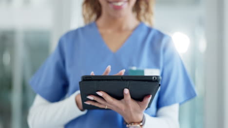médico, mujer y manos con tableta