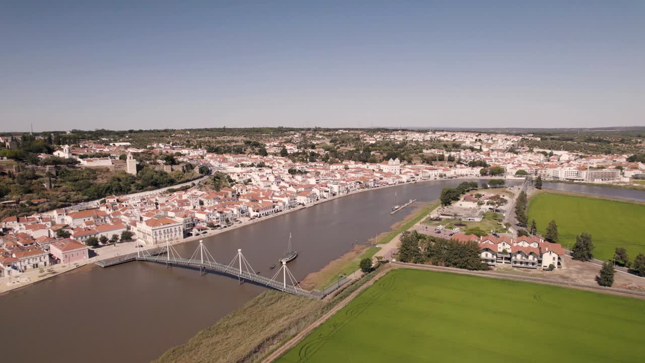 río sado y paisaje urbano de la hermosa ciudad de alcacer do sal en portugal, vista aérea