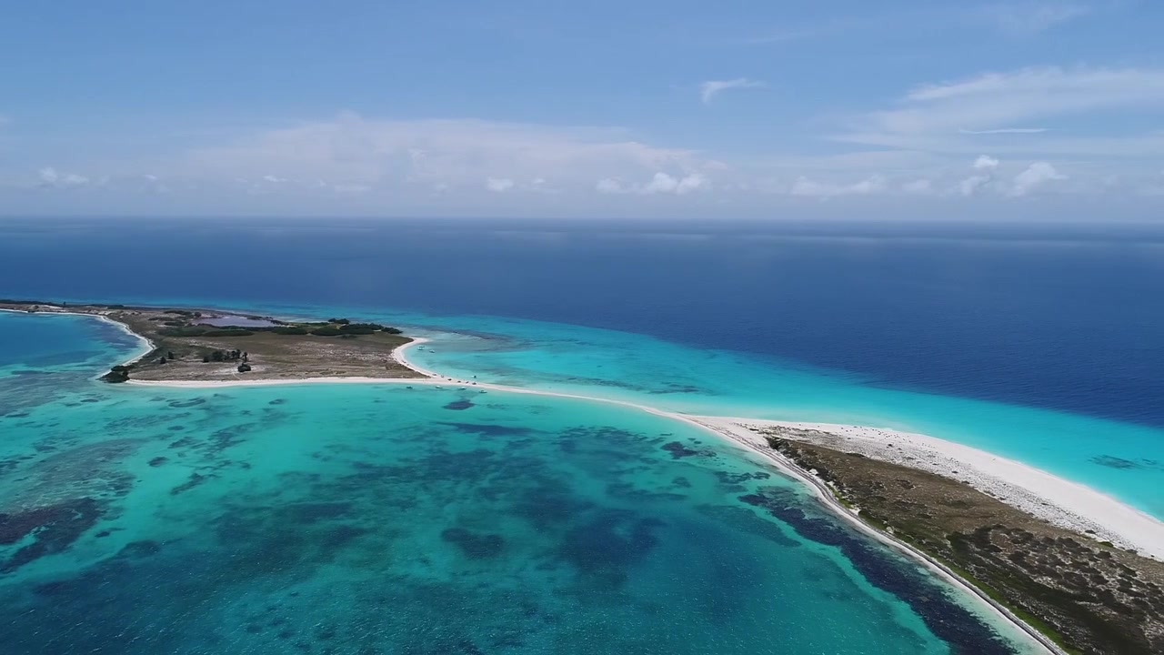 Los Roques, Mar dei Caraibi. Paesaggio fantastico. Vista aerea di un'isola paradisiaca con acqua blu. Magnifica scena di spiaggia caraibica. Vacanza su spiagge deserte. Destinazione di viaggio. Viaggio tropicale