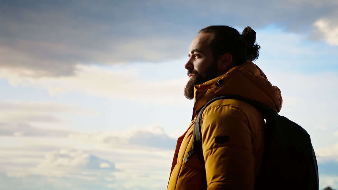 el joven explorador toma una respiración profunda de aire fresco sintiéndose orgulloso